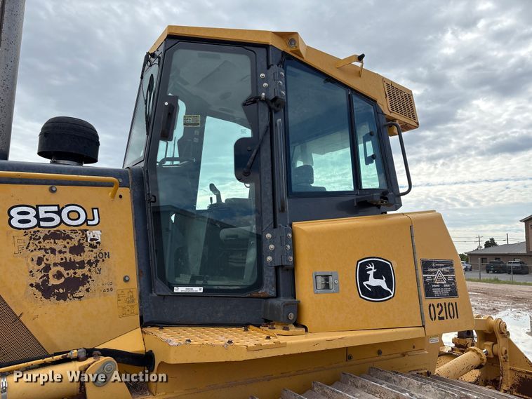image for item EM0580 2010 John Deere 850J dozer