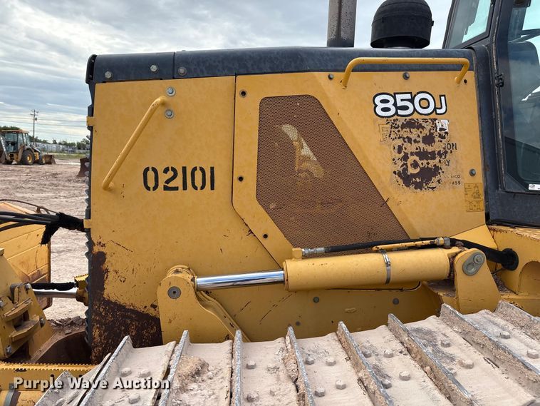 image for item EM0580 2010 John Deere 850J dozer
