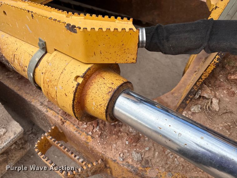 image for item EM0580 2010 John Deere 850J dozer