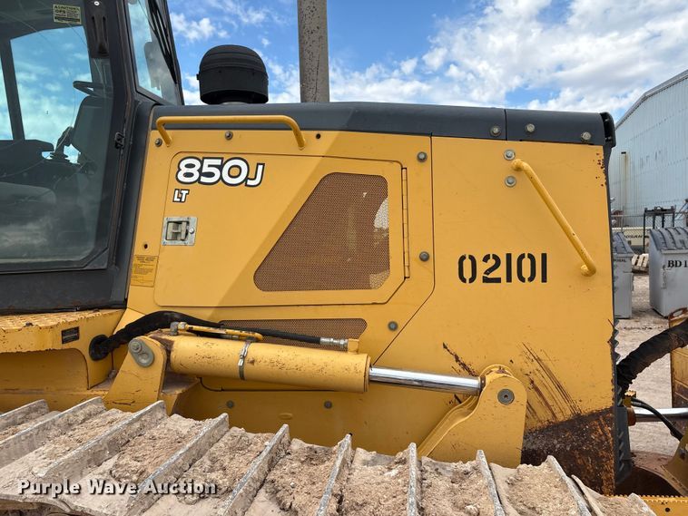 image for item EM0580 2010 John Deere 850J dozer