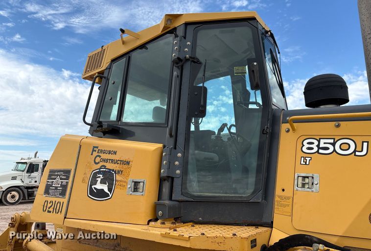 image for item EM0580 2010 John Deere 850J dozer