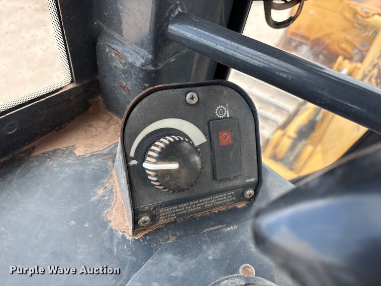 image for item EM0580 2010 John Deere 850J dozer