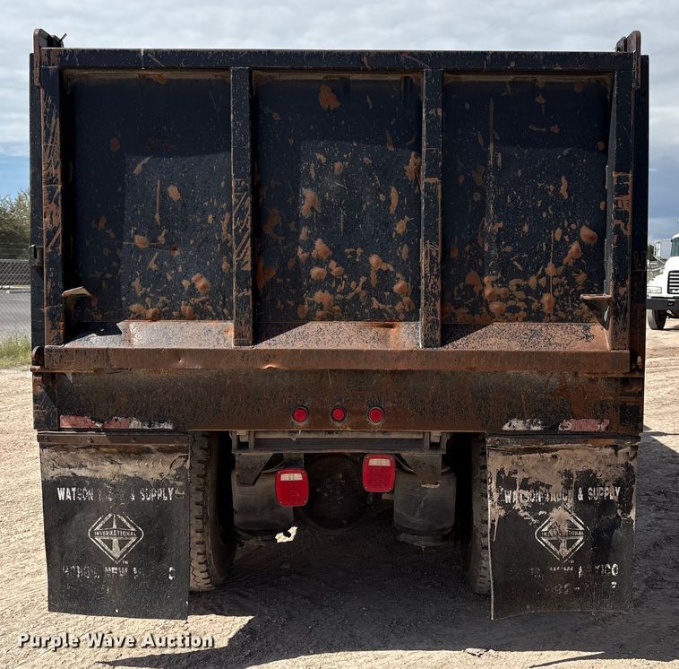 image for item EM0582 2005 International 9200i dump truck