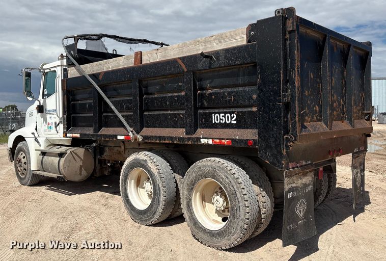 image for item EM0582 2005 International 9200i dump truck