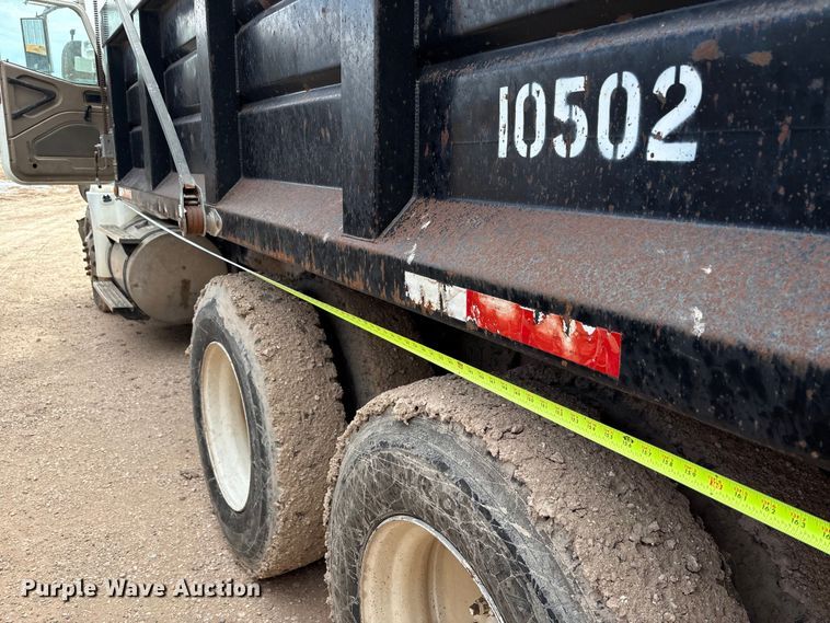 image for item EM0582 2005 International 9200i dump truck