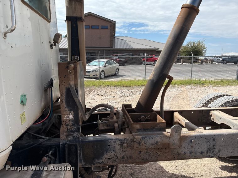 image for item EM0582 2005 International 9200i dump truck