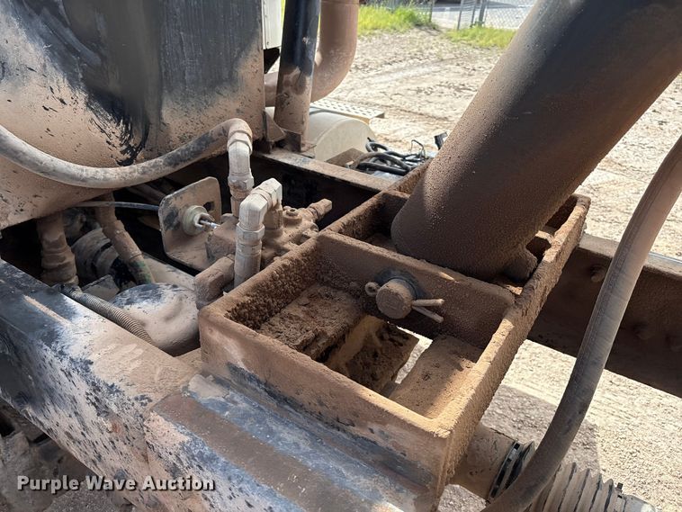 image for item EM0582 2005 International 9200i dump truck