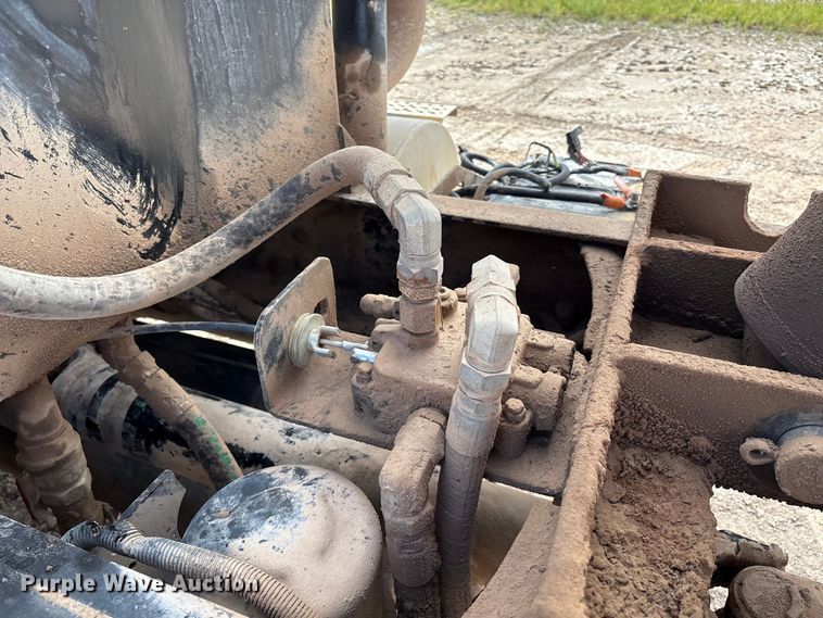 image for item EM0582 2005 International 9200i dump truck