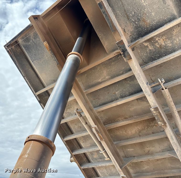 image for item EM0582 2005 International 9200i dump truck