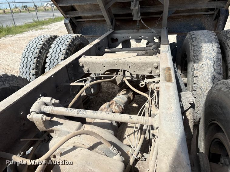 image for item EM0582 2005 International 9200i dump truck