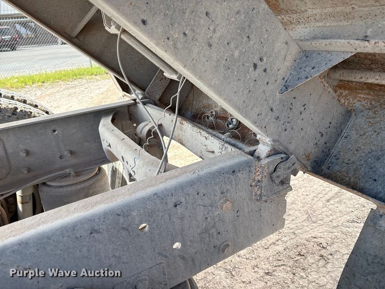 image for item EM0582 2005 International 9200i dump truck