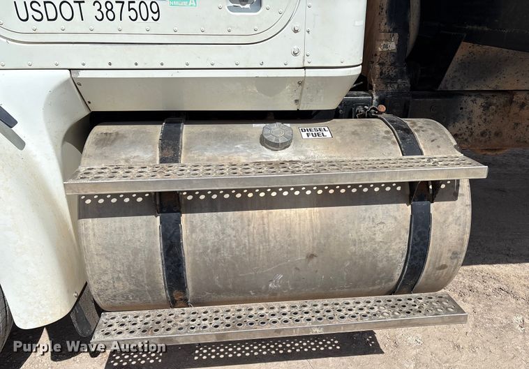 image for item EM0582 2005 International 9200i dump truck