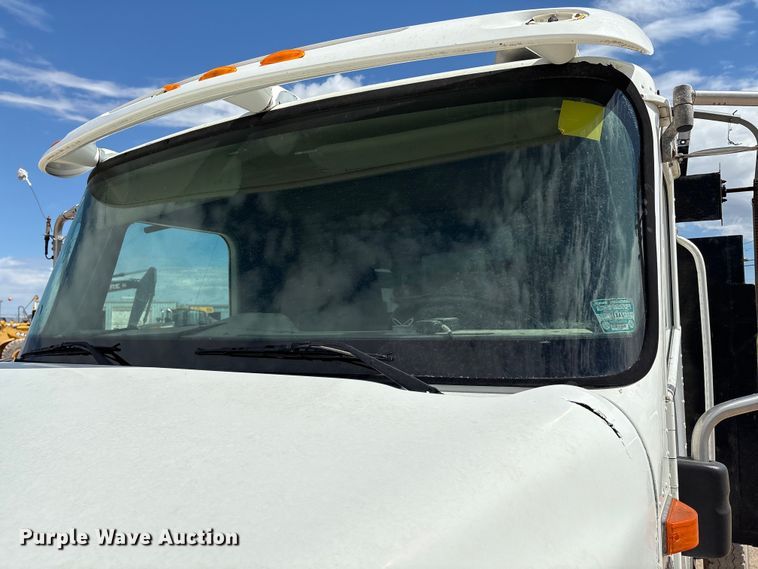 image for item EM0582 2005 International 9200i dump truck