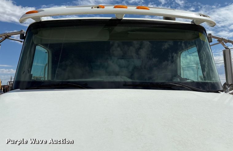 image for item EM0582 2005 International 9200i dump truck