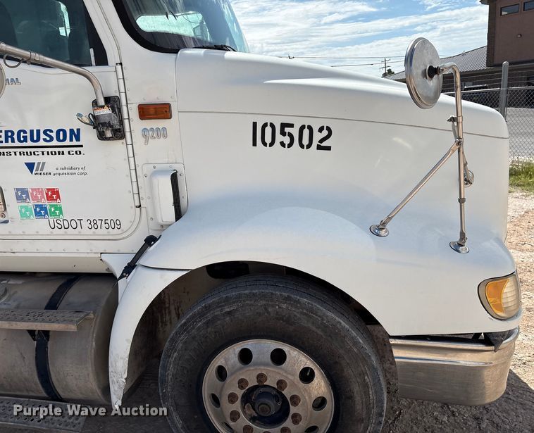 image for item EM0582 2005 International 9200i dump truck