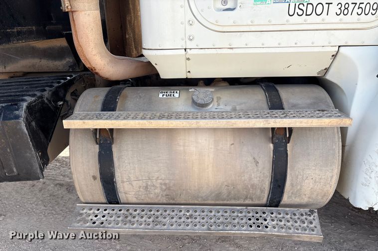 image for item EM0582 2005 International 9200i dump truck