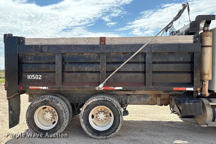 image for item EM0582 2005 International 9200i dump truck