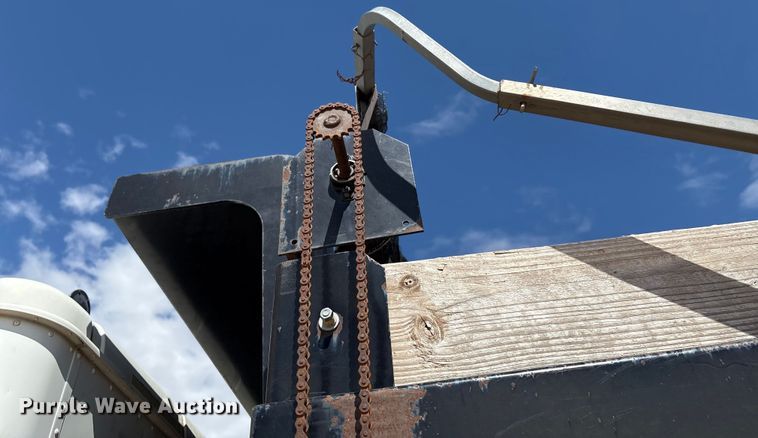 image for item EM0582 2005 International 9200i dump truck