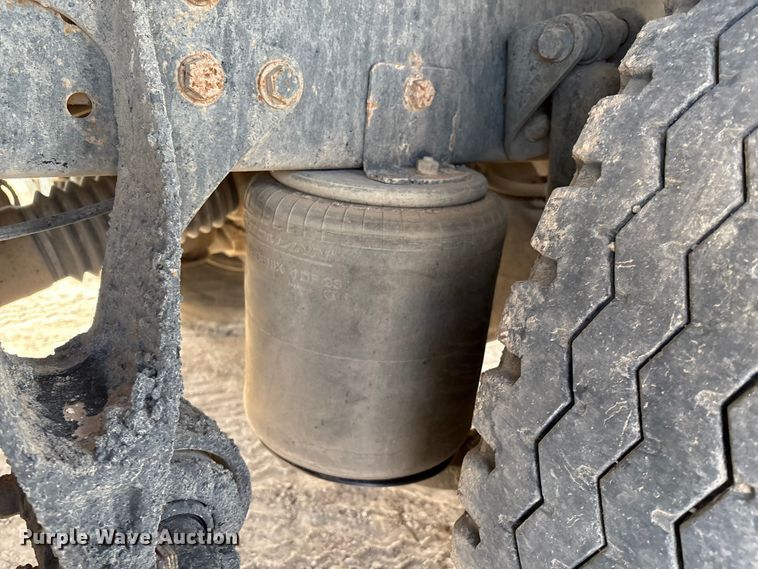 image for item EM0582 2005 International 9200i dump truck