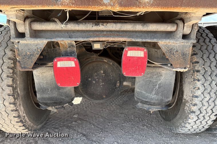 image for item EM0582 2005 International 9200i dump truck