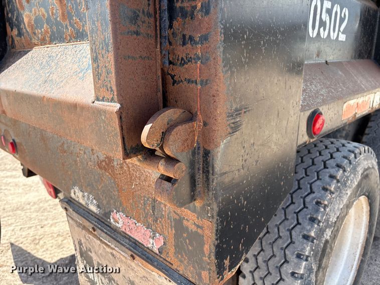 image for item EM0582 2005 International 9200i dump truck