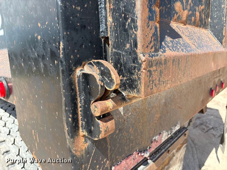 image for item EM0582 2005 International 9200i dump truck