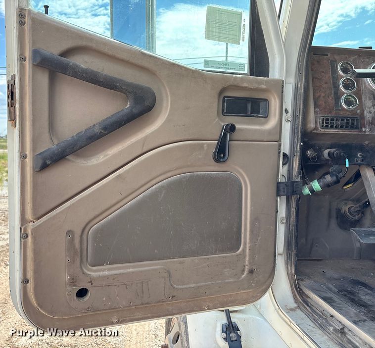 image for item EM0582 2005 International 9200i dump truck