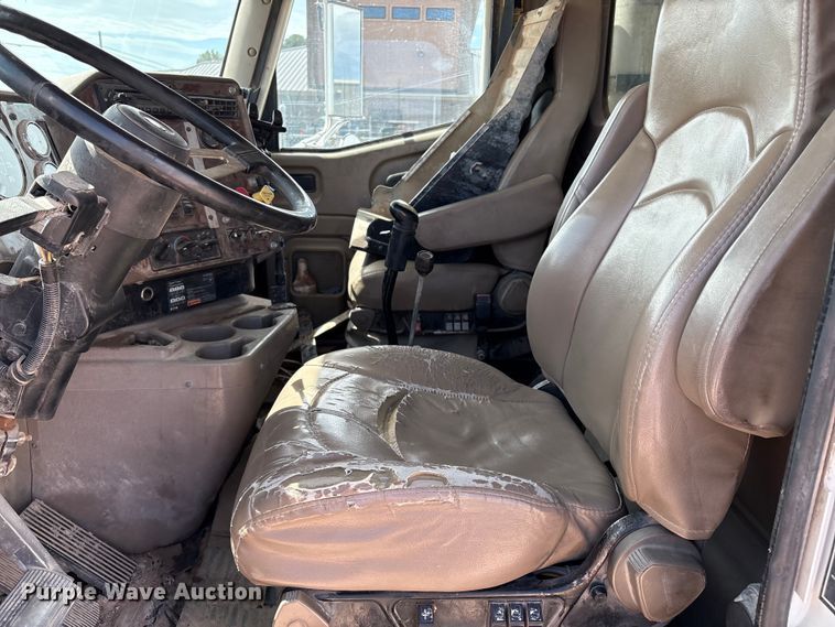 image for item EM0582 2005 International 9200i dump truck