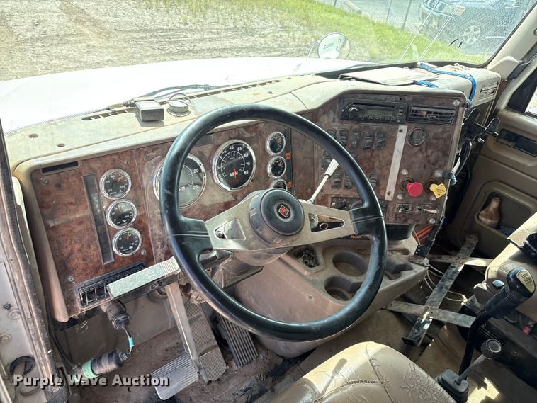 image for item EM0582 2005 International 9200i dump truck