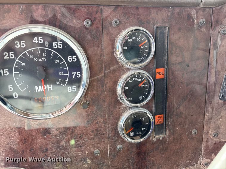 image for item EM0582 2005 International 9200i dump truck