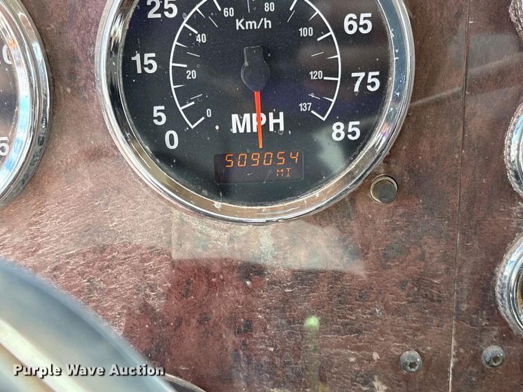 image for item EM0582 2005 International 9200i dump truck