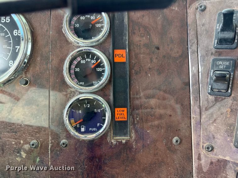 image for item EM0582 2005 International 9200i dump truck