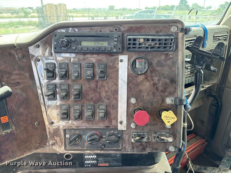 image for item EM0582 2005 International 9200i dump truck