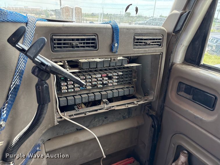 image for item EM0582 2005 International 9200i dump truck