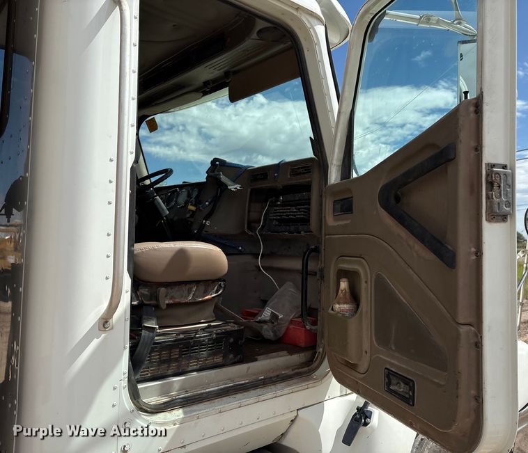 image for item EM0582 2005 International 9200i dump truck