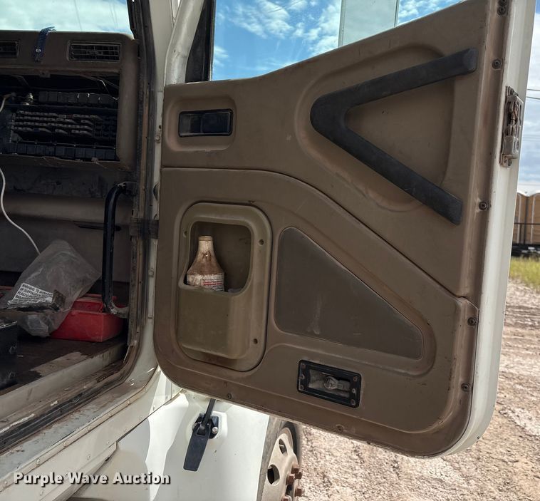 image for item EM0582 2005 International 9200i dump truck