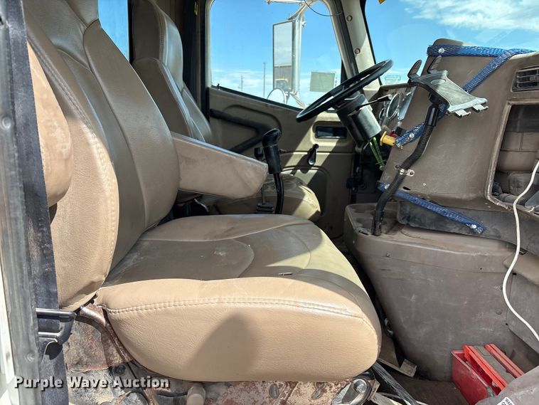 image for item EM0582 2005 International 9200i dump truck