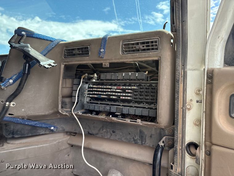 image for item EM0582 2005 International 9200i dump truck