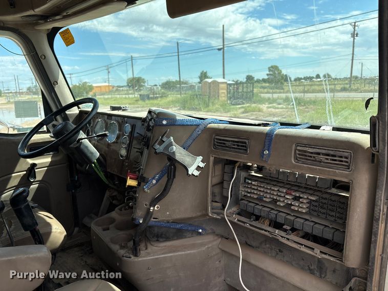 image for item EM0582 2005 International 9200i dump truck