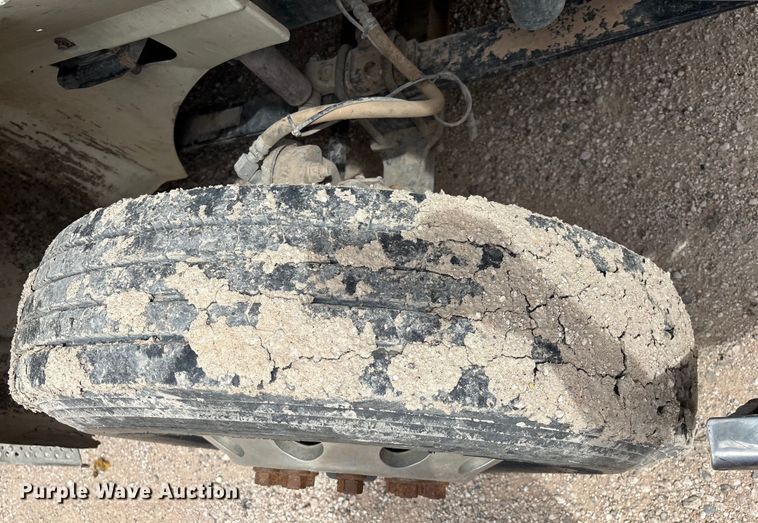 image for item EM0582 2005 International 9200i dump truck