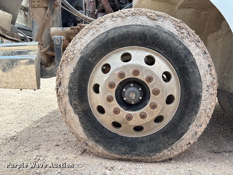 image for item EM0582 2005 International 9200i dump truck