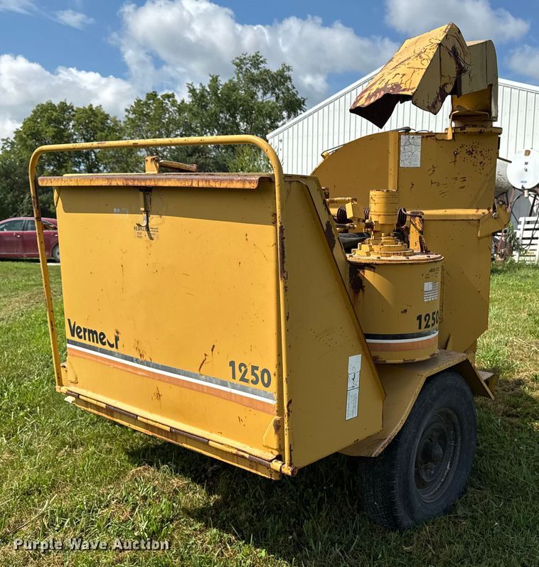 image for item EM2301 1992 Vermeer 1250 wood chipper
