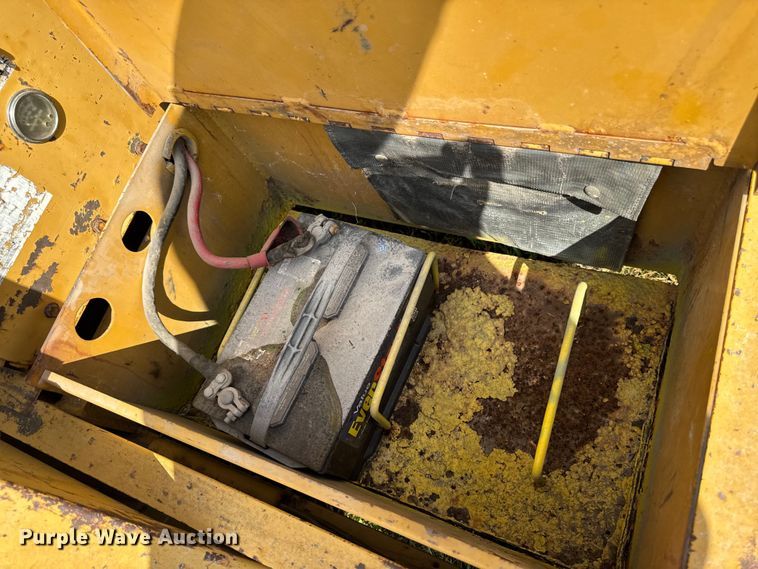 image for item EM2301 1992 Vermeer 1250 wood chipper