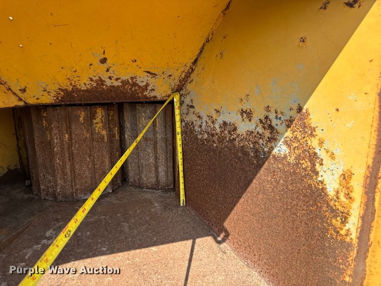 image for item EM2301 1992 Vermeer 1250 wood chipper