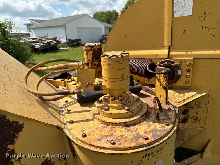 image for item EM2301 1992 Vermeer 1250 wood chipper