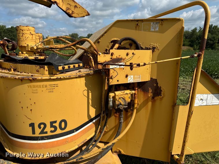 image for item EM2301 1992 Vermeer 1250 wood chipper