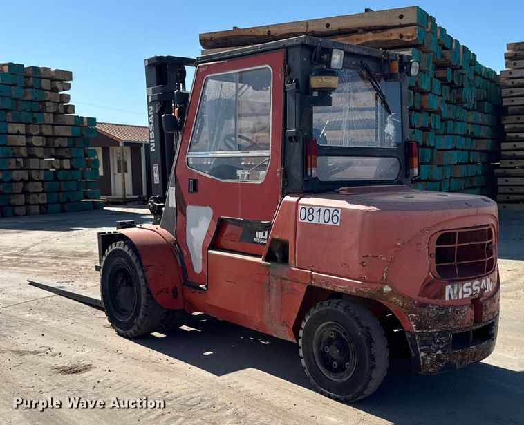 image for item EM2325 Nissan 110 forklift