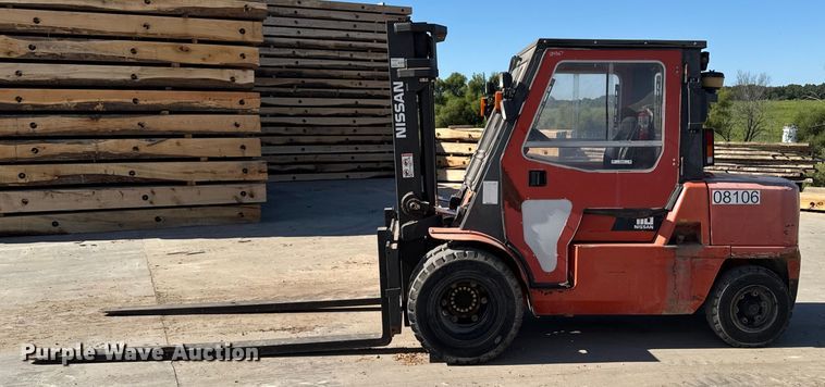 image for item EM2325 Nissan 110 forklift