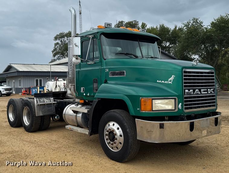 image for item EM2331 1994 Mack CH613 semi truck