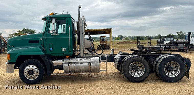 image for item EM2331 1994 Mack CH613 semi truck